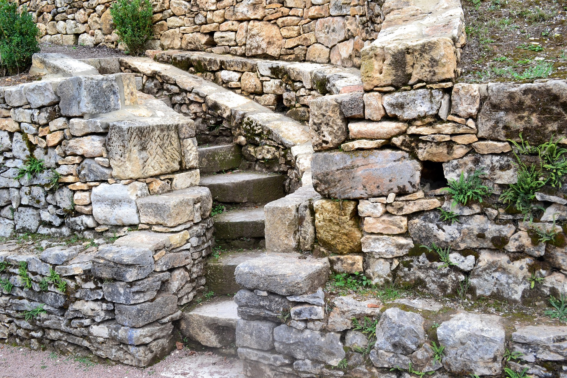 Natursteinmauer, Steinmauer, Trockenmauer, Trockenmauerbau, Kräuterspirale, Steintreppe, Natursteintreppe